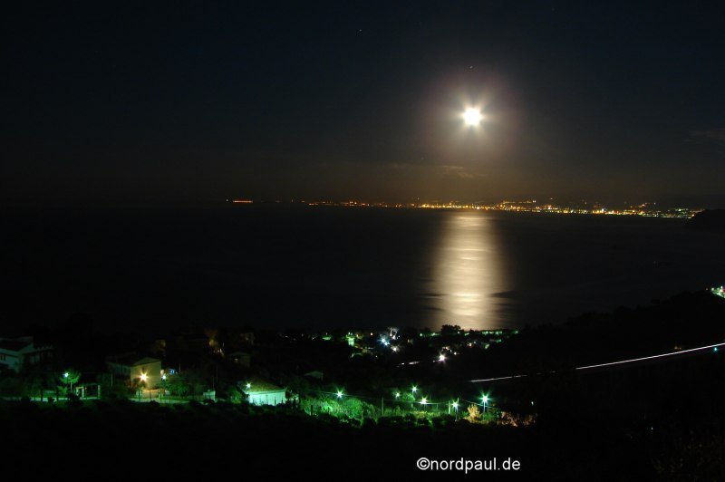 Mond über Milazzo